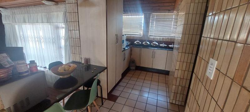5 Bedroom Property for Sale in Riviera Park North West